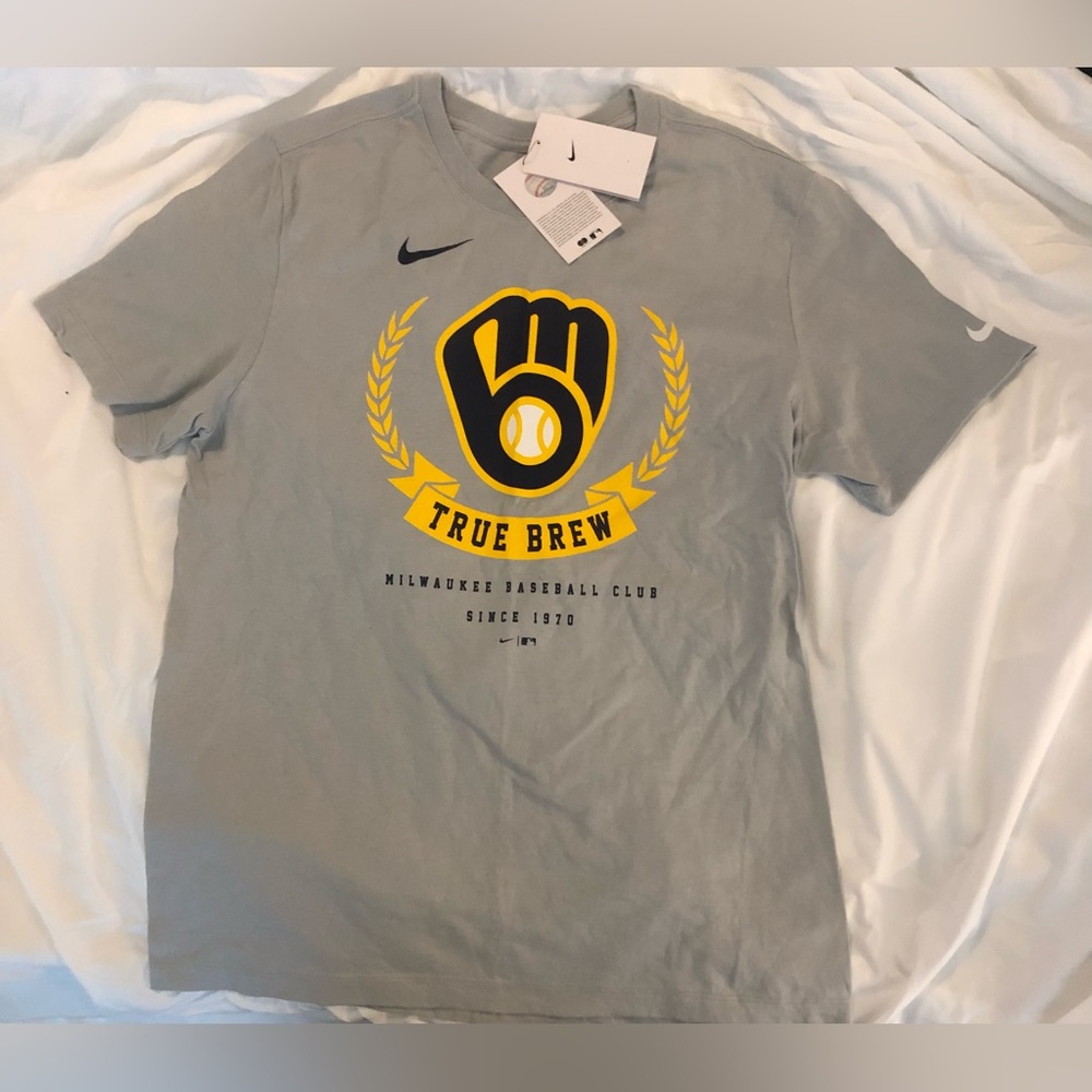 Men’s Medium Milwaukee Brewers T-Shirt